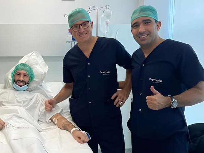 David Ospina, portero colombiano, con el cuerpo médico que le realizó la cirugía en el codo derecho / Twitter: @AlNassrFC_EN