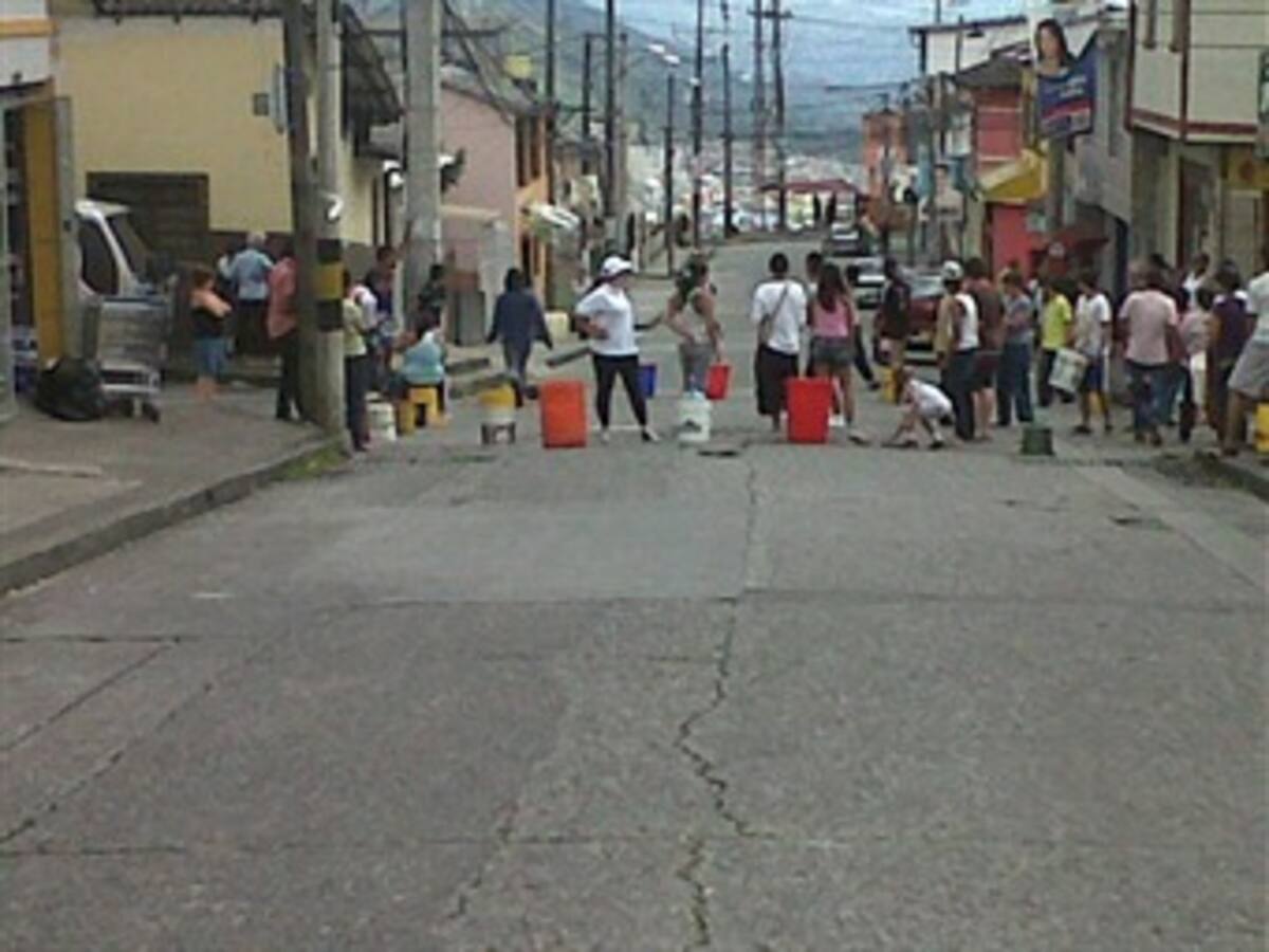 Cinco barrios de Manizales están bloqueados por los ciudadanos que exigen agua
