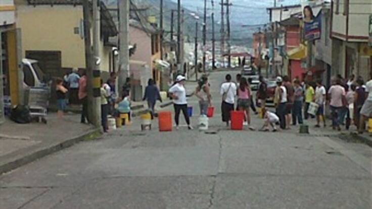 Cinco barrios de Manizales están bloqueados por los ciudadanos que exigen agua