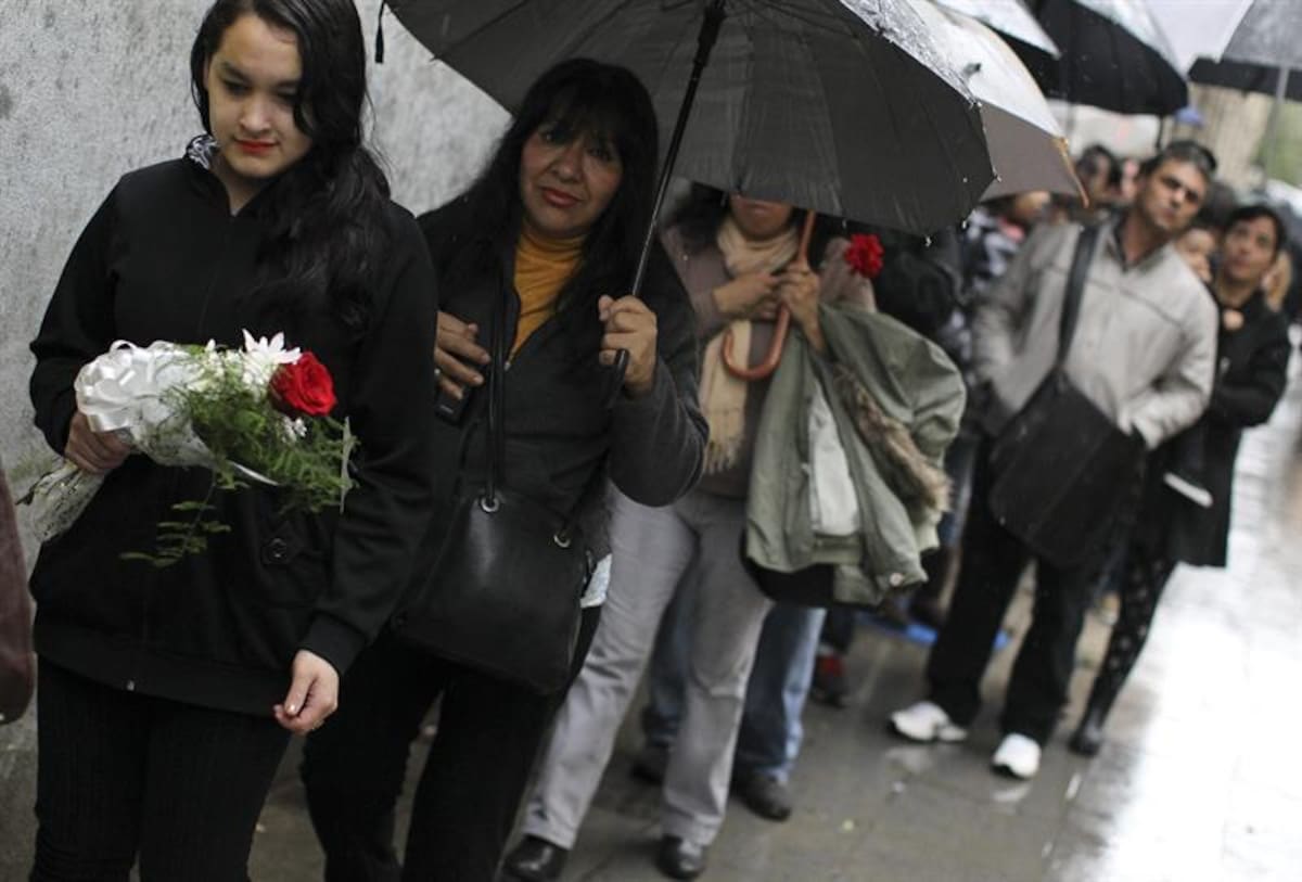 Los seguidores del exvocalista de Soda Stereo se unieron en una sola voz para rendir tributo al artista en sus exequias. Foto: Efe