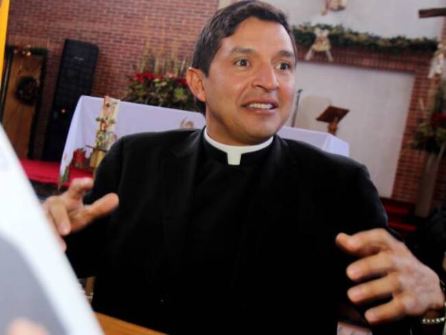 Juez prohíbe oficiar misas a padre Chucho en parque Castilla de Bogotá