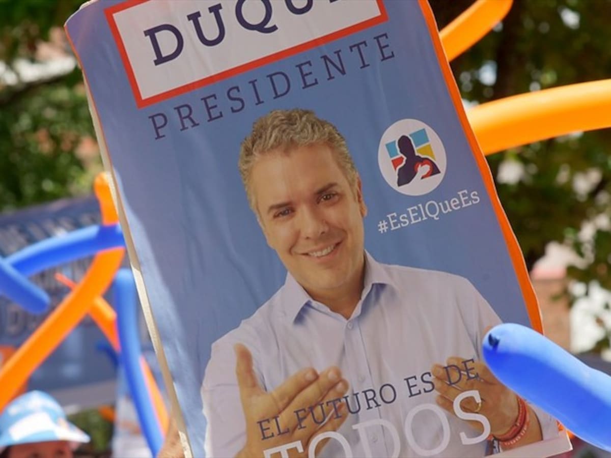 Tres casas parapolíticas y aliado de ‘La Gata’: los respaldos cuestionados de Iván Duque