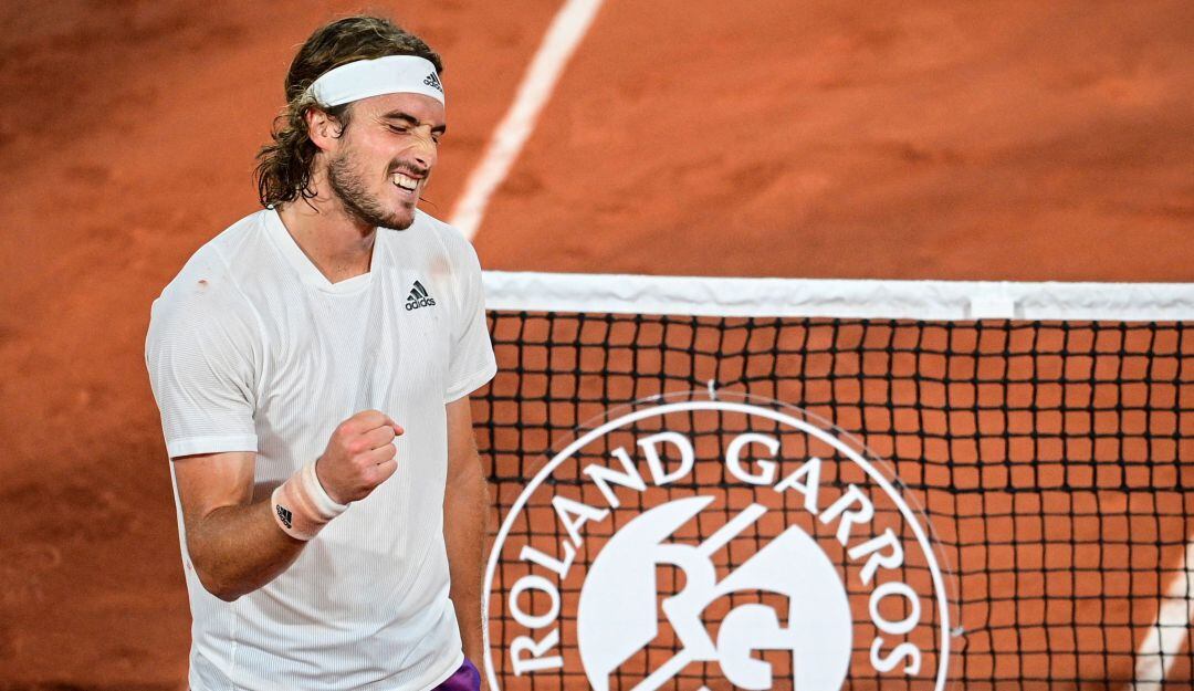 Stefanos Tsitsipas festeja su clasificación a la semifinal de Roland Garros.