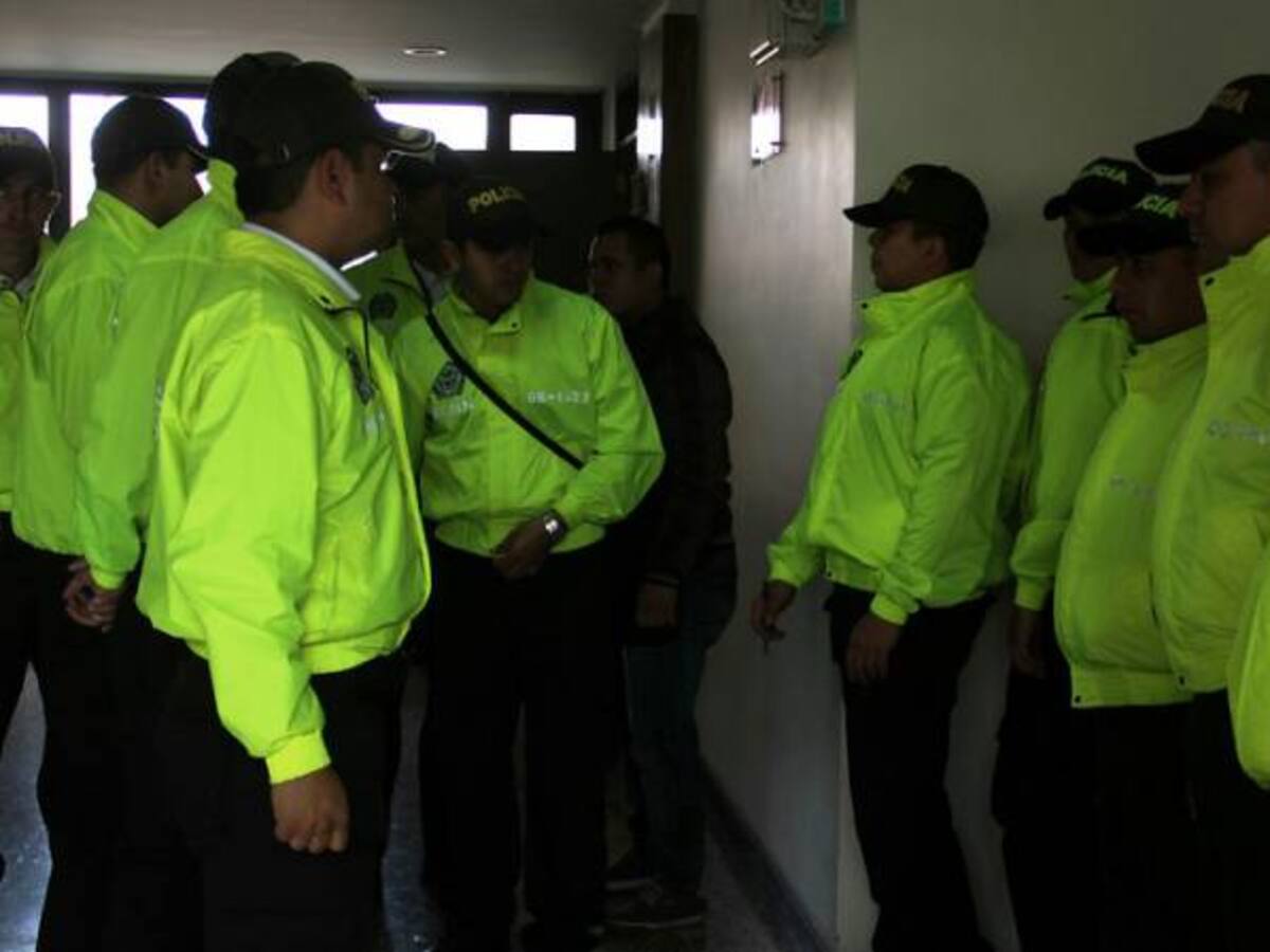 Piden libertad para 14 policías implicados en banda de microtráfico en Bogotá