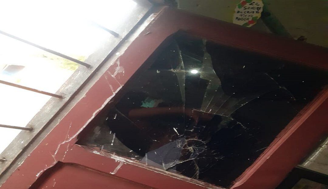 El vidrio roto de una de las ventanas durante enfrentamiento.