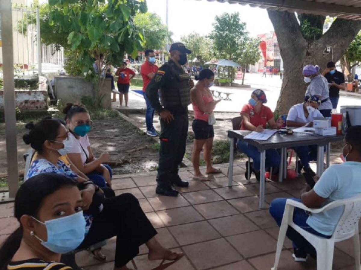 Policía brinda seguridad a proceso de vacunación en municipios de Bolívar