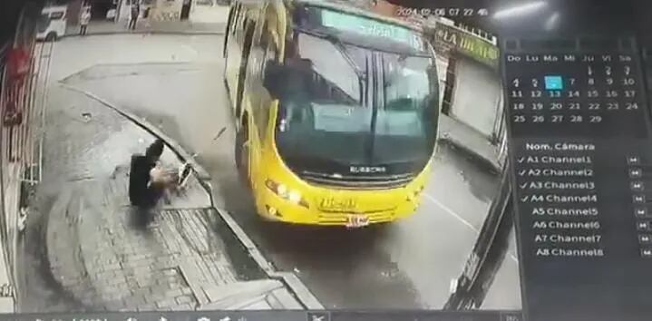 Momento exacto en el que mujer es atropellada en Bogotá.  Captura de pantalla de la cámara de seguridad.
