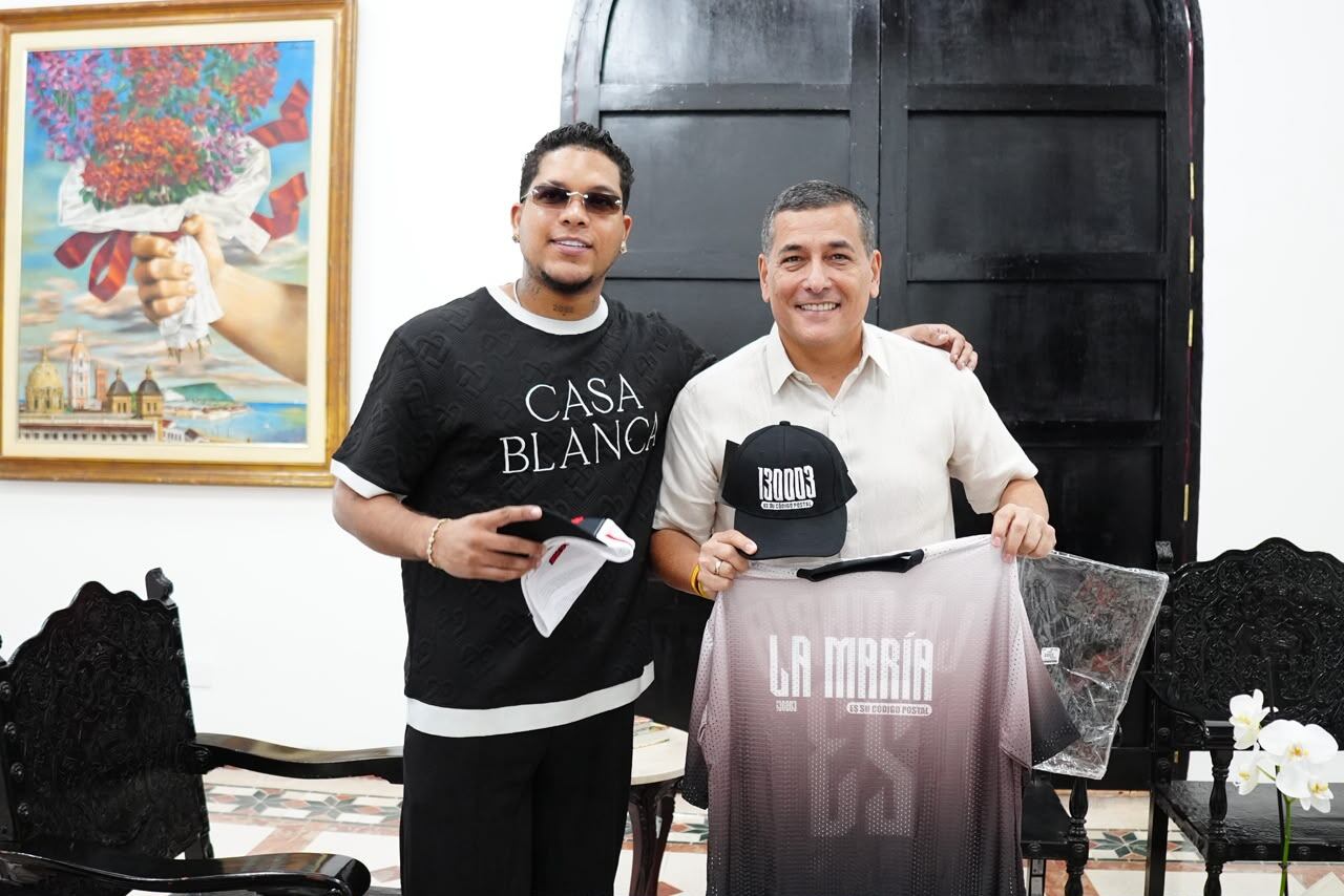 Luister La Voz, cantante de champeta, y el alcalde de Cartagena, Dumek Turbay. // Alcaldía de Cartagena