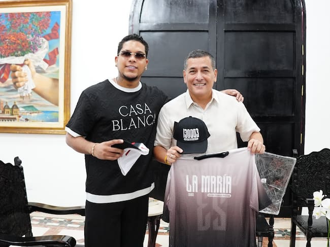 Luister La Voz, cantante de champeta, y el alcalde de Cartagena, Dumek Turbay. // Alcaldía de Cartagena