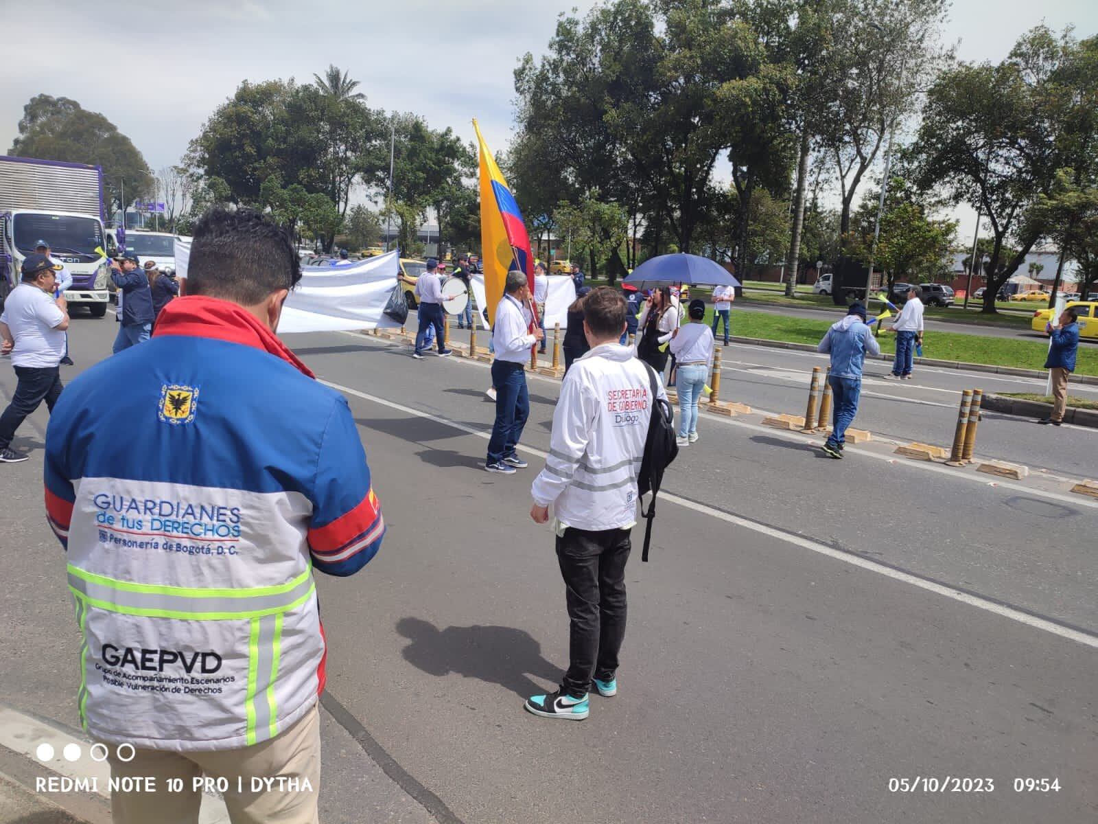 Manifestaciones de empleados de la Aerocivil en la Av. calle 26