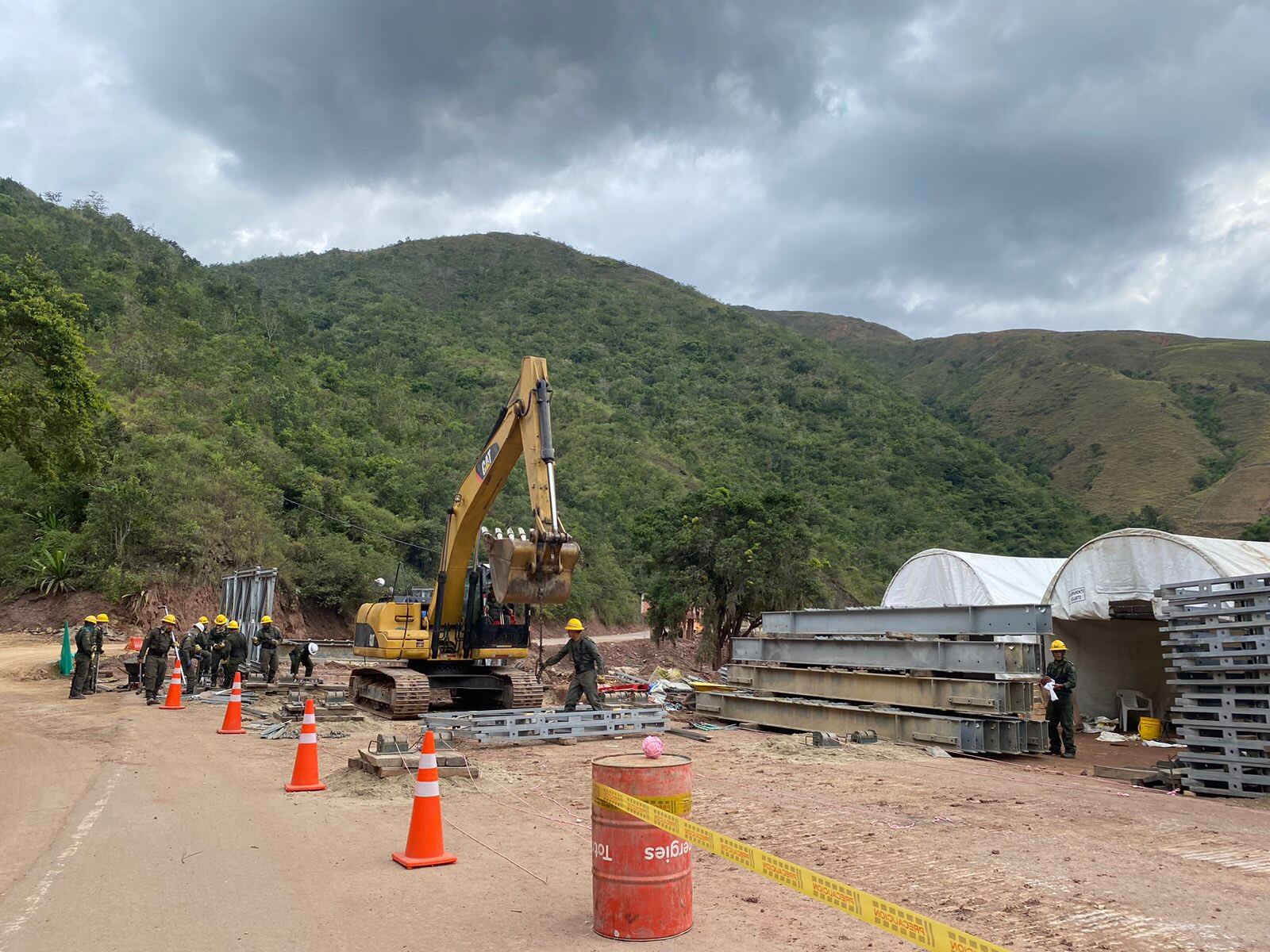 Instalación de puentes metálicos en El Tarrita