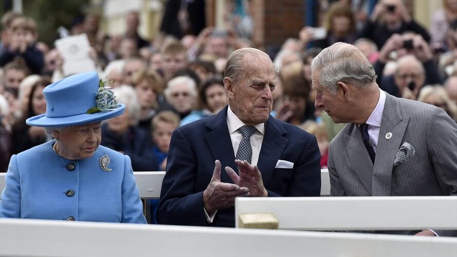 La reina Isabel II (i) de Inglaterra, su esposo, elpríncipe Felipe (2i), duque de Edimburgo, su hijo Carlos (2d), príncipe de Gales, y la esposa de éste último, Camila, duquesa de Cornualles, . Foto: Agencia EFE