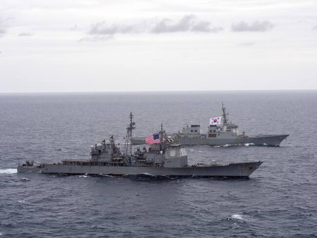 East Sea (Korea, Republic Of), 25/09/2023.- A handout photo made available by the South Korean Navy shows the USS Robert Smalls cruiser (front) and the ROKS Yulgok Yi I destroyer of South Korea taking part in a joint exercise in the East Sea, 25 September 2023. South Korea and the United States on 25 September kicked off a combined naval exercise in the East Sea amid growing military threats from North Korea, according to the South Korean Navy. (Corea del Sur, Estados Unidos) EFE/EPA/SOUTH KOREAN NAVY / HANDOUT SOUTH KOREA OUT HANDOUT EDITORIAL USE ONLY/NO SALES