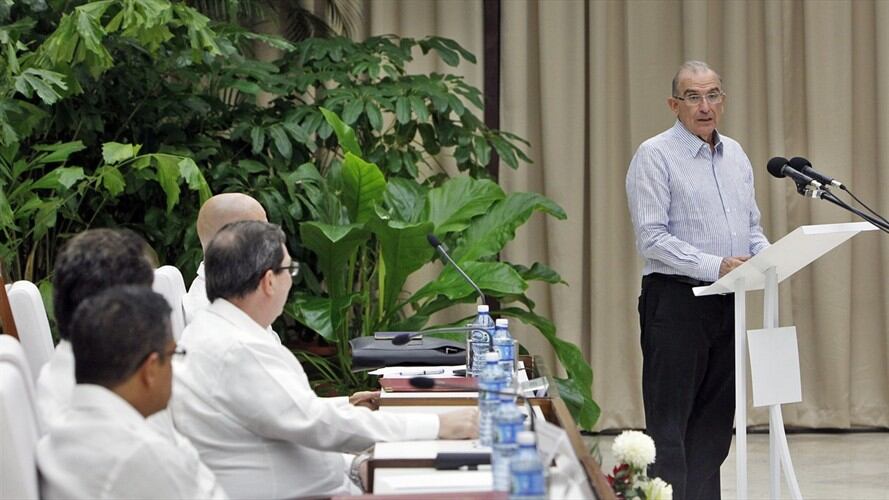 Humberto De la Calle (d), jefe negociador del Gobierno. Foto: Colprensa/ERNESTO MASTRACUSCA