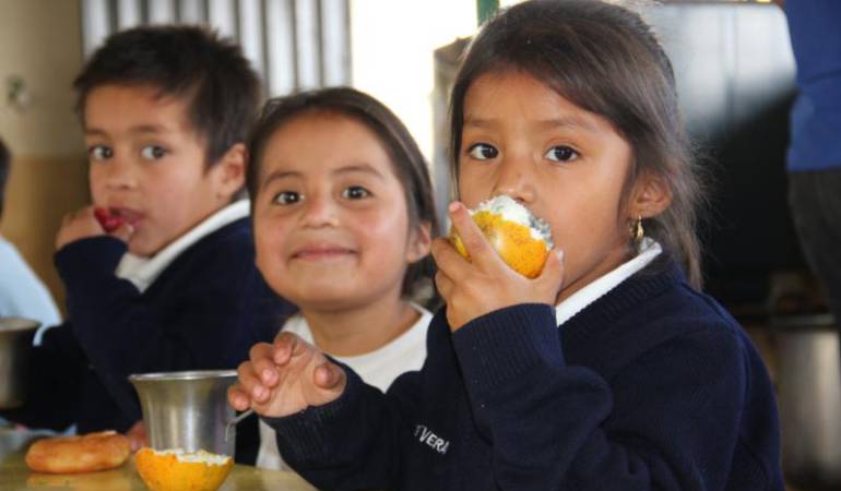 Estudiantes recibiendo alimentos del PAE