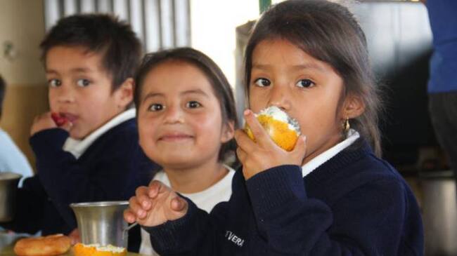 Estudiantes recibiendo alimentos del PAE