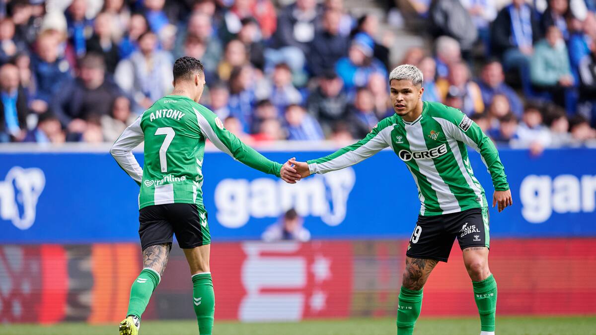 Cucho Hernández, del casi gol de Puskás a una desafortunada lesión: así le fue con el Real Betis