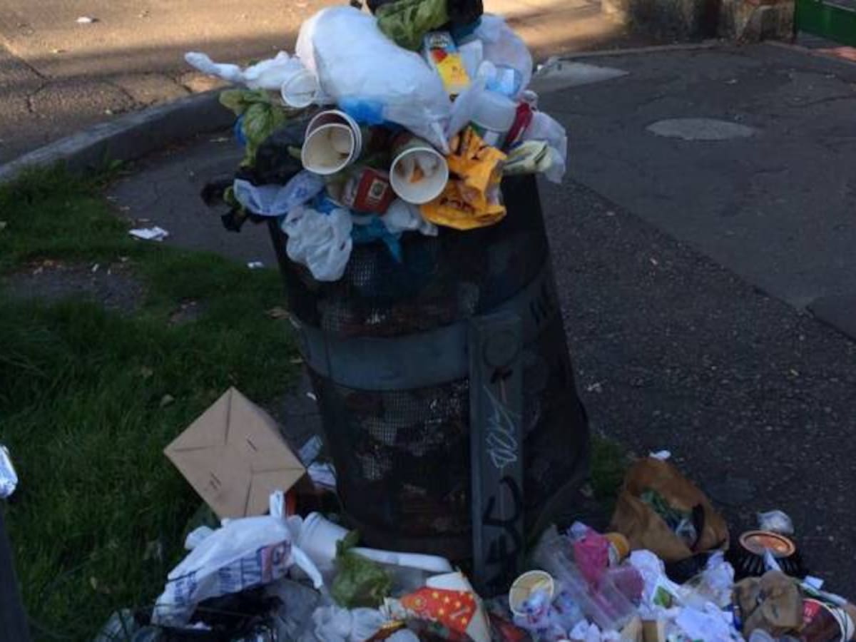 Llena de basuras amaneció calle donde vive el alcalde Enrique Peñalosa