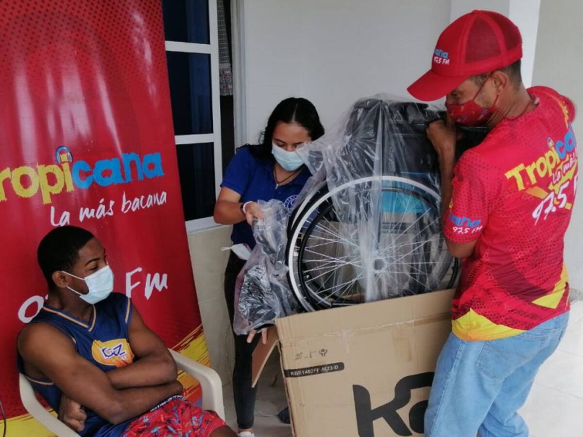 Caracol Radio, Tropicana y Diagnostiq regalaron silla de ruedas
