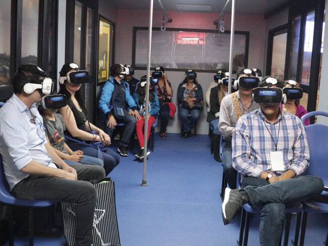 Asistentes a ExpoCundinamarca en un vagón de Regiotram, durante la experiencia de realidad virtual.