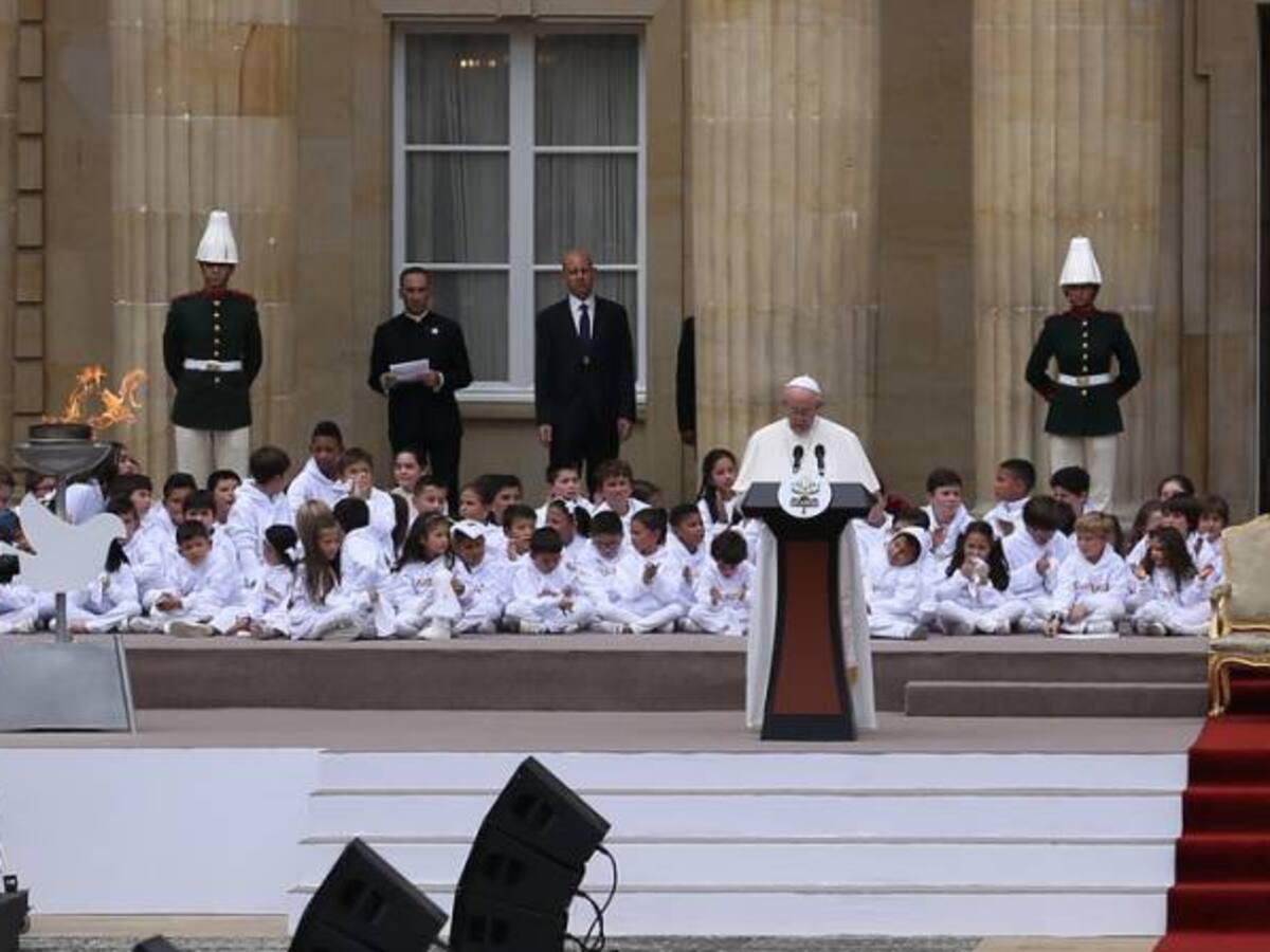 “Que las dificultades no los opriman, que la violencia no los derrumbe, que el mal no los venza”: papa Francisco