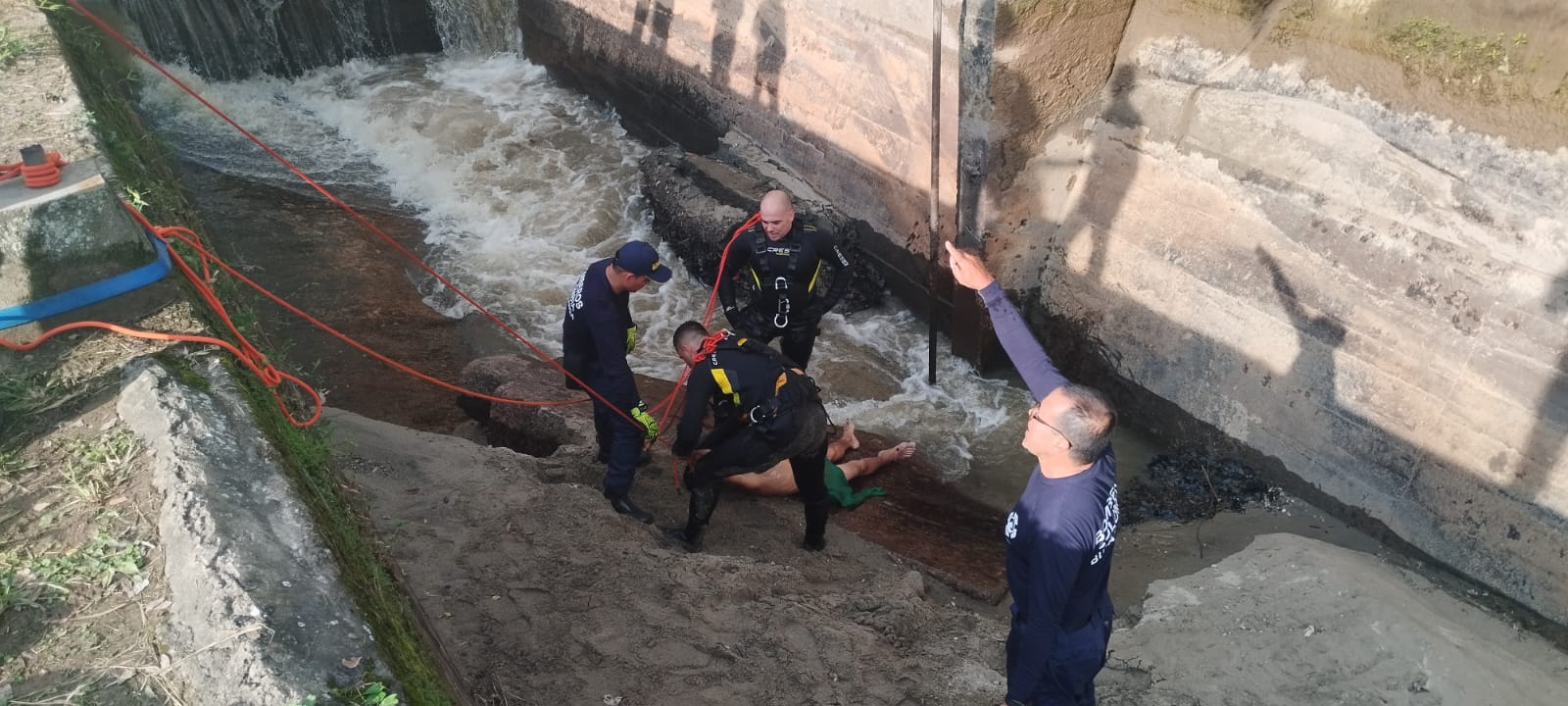 Bomberos rescata el cuerpo de una persona que se ahogó