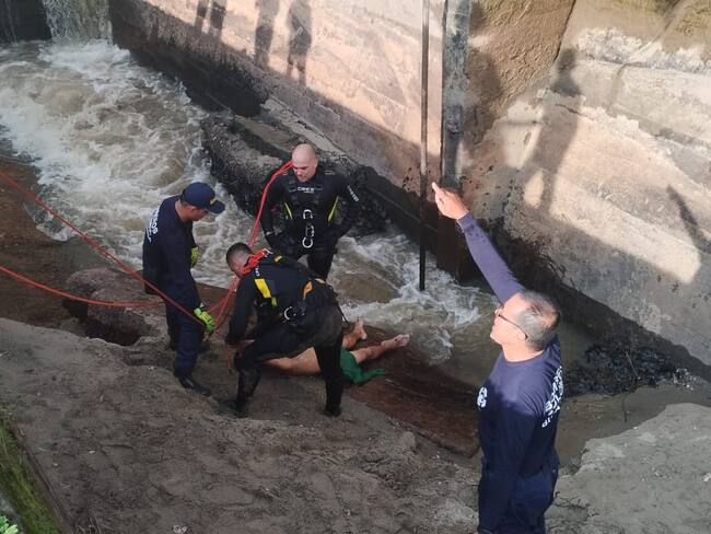 Bomberos rescata el cuerpo de una persona que se ahogó
