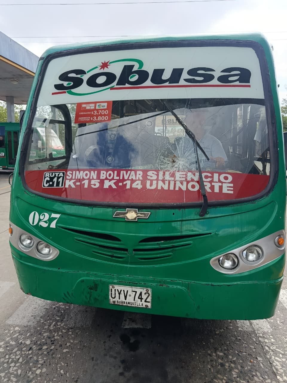 Bus atacado por motociclista. Foto: cortesía.