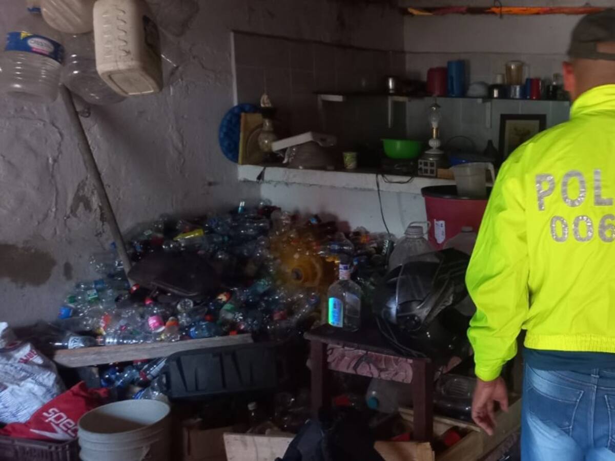 Policía halló más de 100 botellas de licor adulterado en vivienda de El Líbano