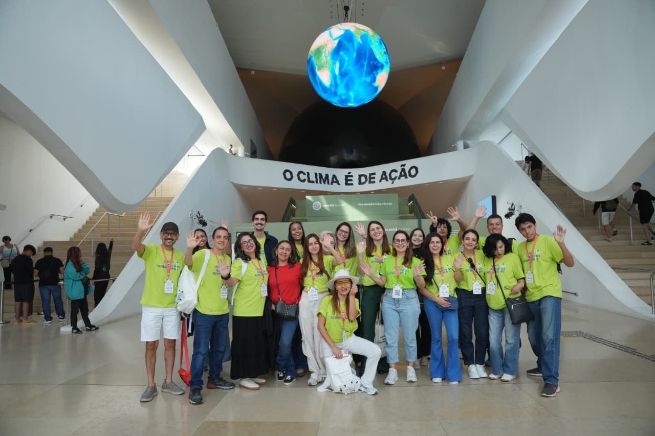 Grupo de finalistas de Colombia, Brasil y México de los premios Escuelas Sostenibles 2025, de Santillana y la OEI. | Foto: cortesía, Fundación Santillana
