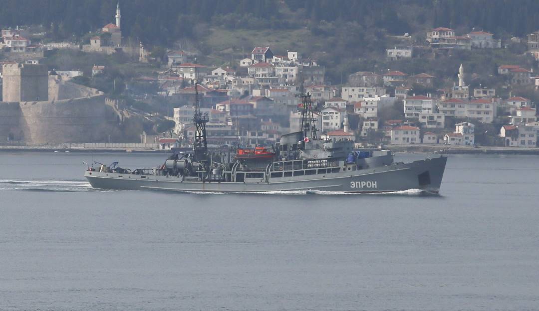 Paso de un buque militar ruso por el estrecho de Dardanelos, en Turquía.                        Foto: Getty 