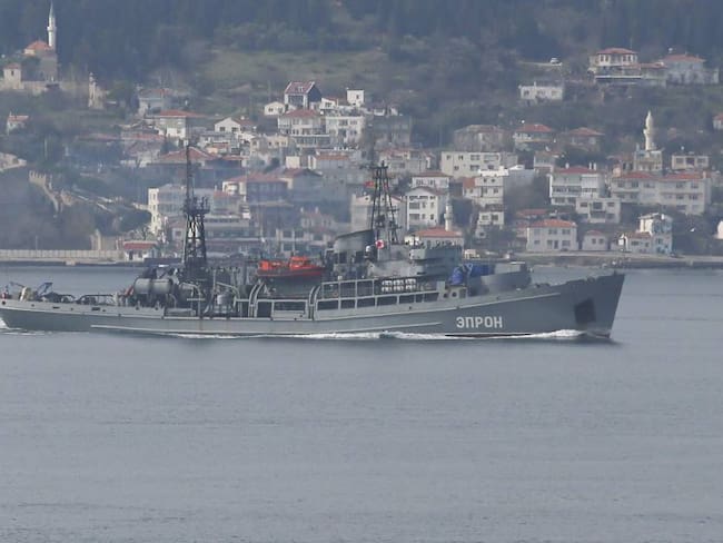 Paso de un buque militar ruso por el estrecho de Dardanelos, en Turquía.                        Foto: Getty 