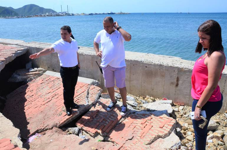 El alcalde de Santa Marta, Rafael Martínez, inspeccionó las zonas más deterioradas del camellón de la Bahía. Fotografía Alcaldía Distrital