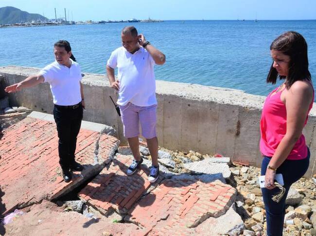 El alcalde de Santa Marta, Rafael Martínez, inspeccionó las zonas más deterioradas del camellón de la Bahía. Fotografía Alcaldía Distrital