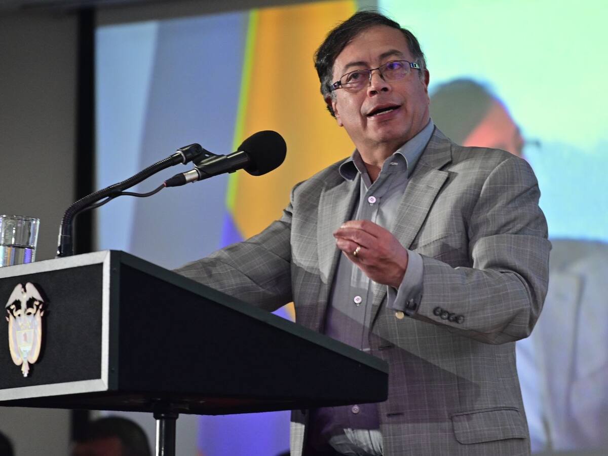 Tras orden de captura, Petro defiende al comandante de la Policía de Caquetá