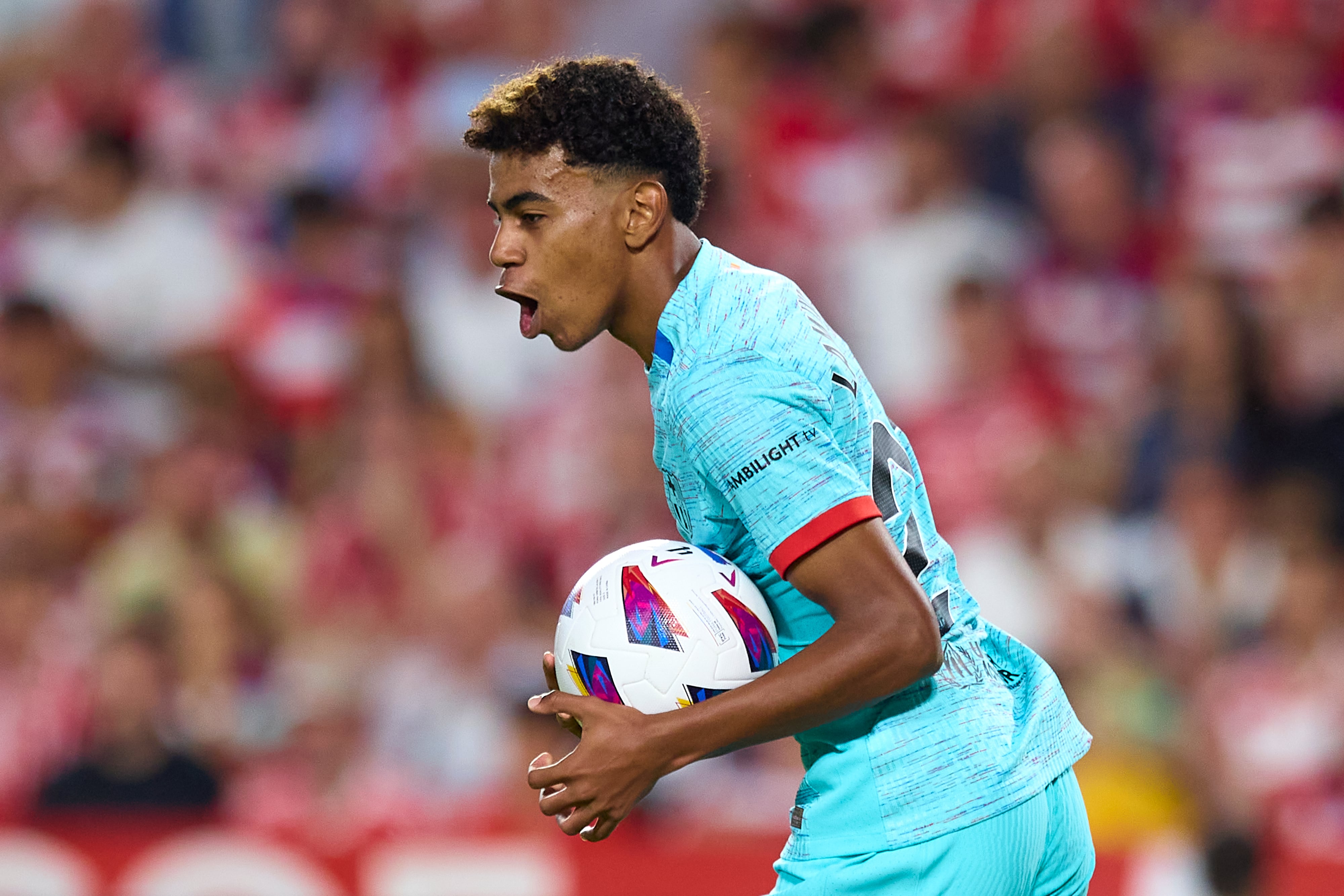 Lamine Yamal del FC Barcelona celebrando el gol frente al Granada (Photo by Fran Santiago/Getty Images)