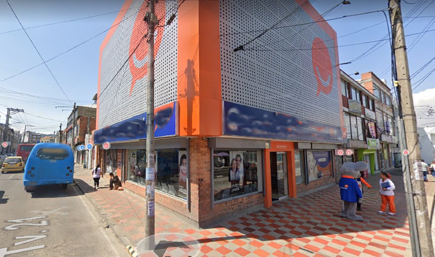 El uniformado acompañaba a un interno a una cita odontológica en ese sector de la capital colombiana.  | Google Maps