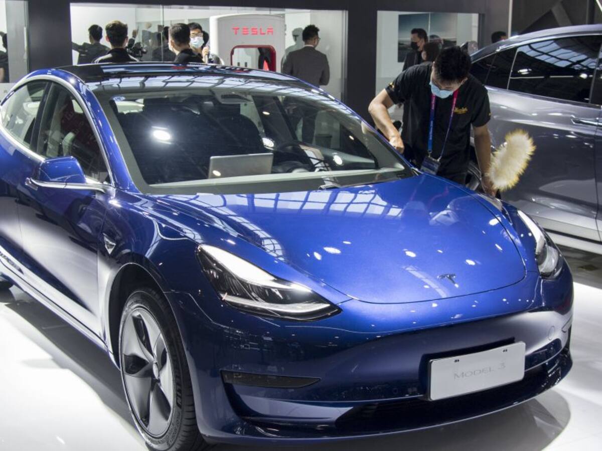 Video: Tesla falla en prueba de frenado automático y atropella peatón