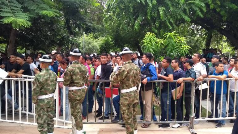 Jóvenes de todas las edades y de diferentes departamentos se concentran en la Plaza de la Paz