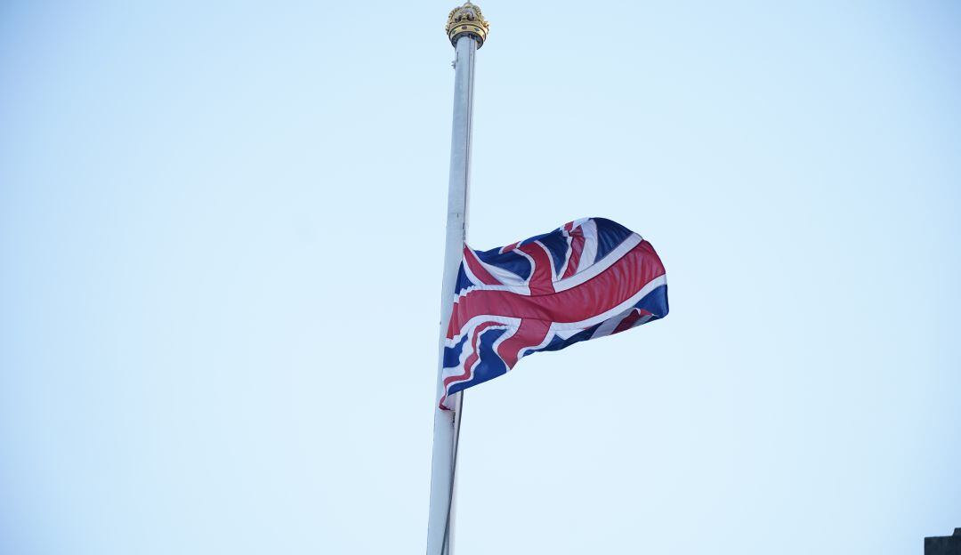 Asta bandera Palacio de Buckingham c