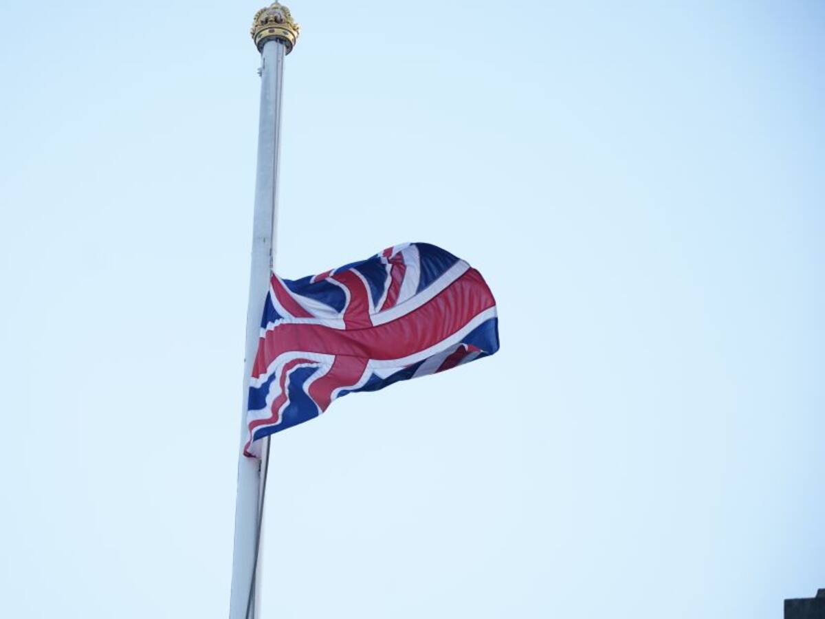 Reina Isabel II: a media asta ondea la bandera en Buckingham tras su muerte