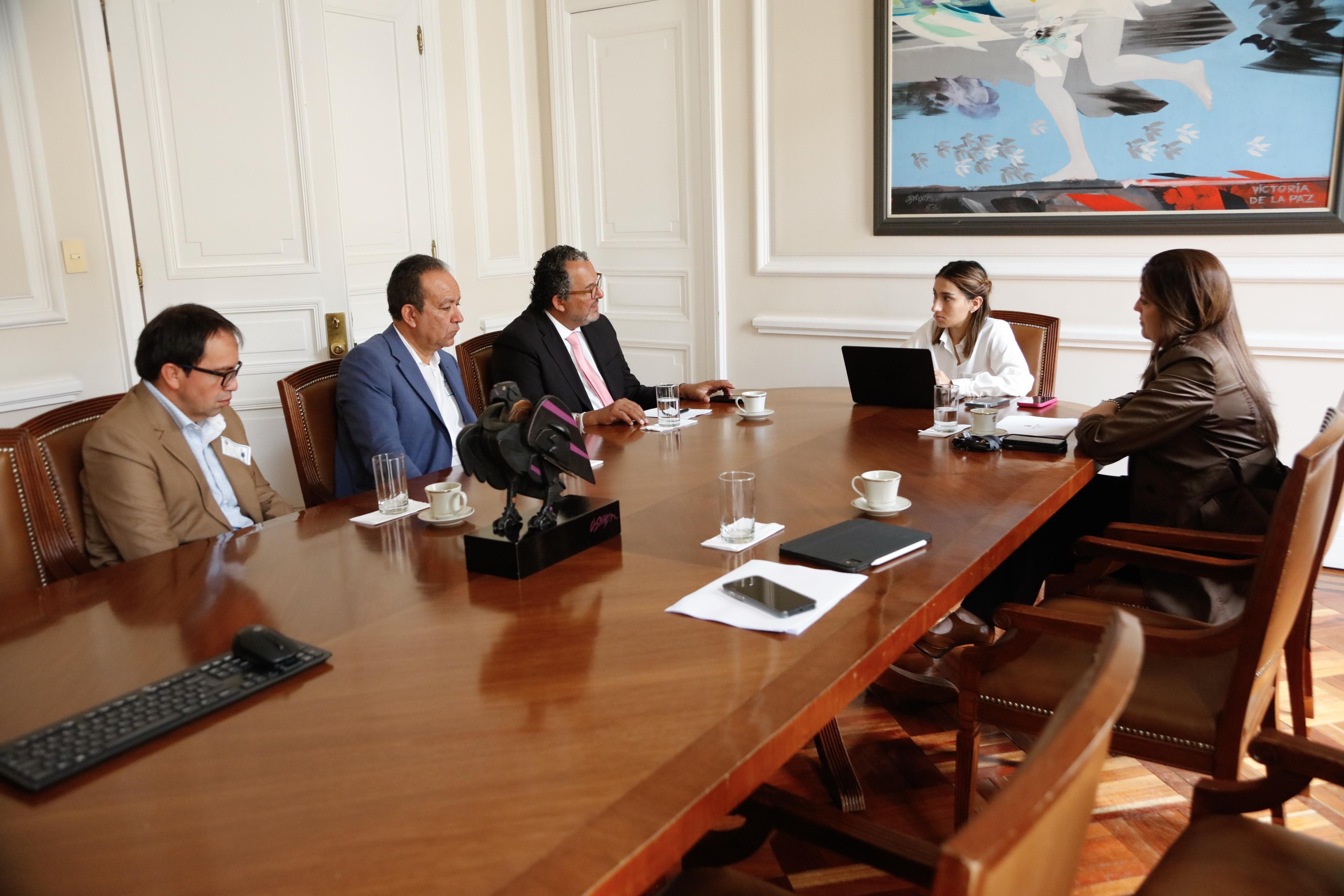 Reunión entre la directora del DAPRE, Laura Sarabia y el presidente de la JEP, magistrado Roberto Vidal. Foto Cortesía