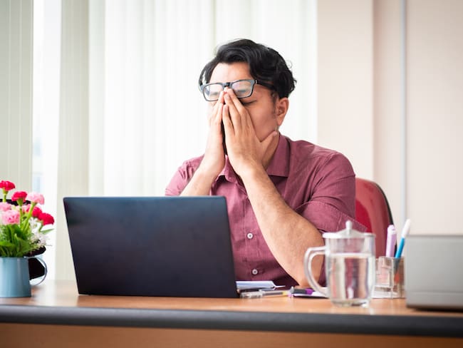 Hombre estresado mientras está en el trabajo (Getty Images)