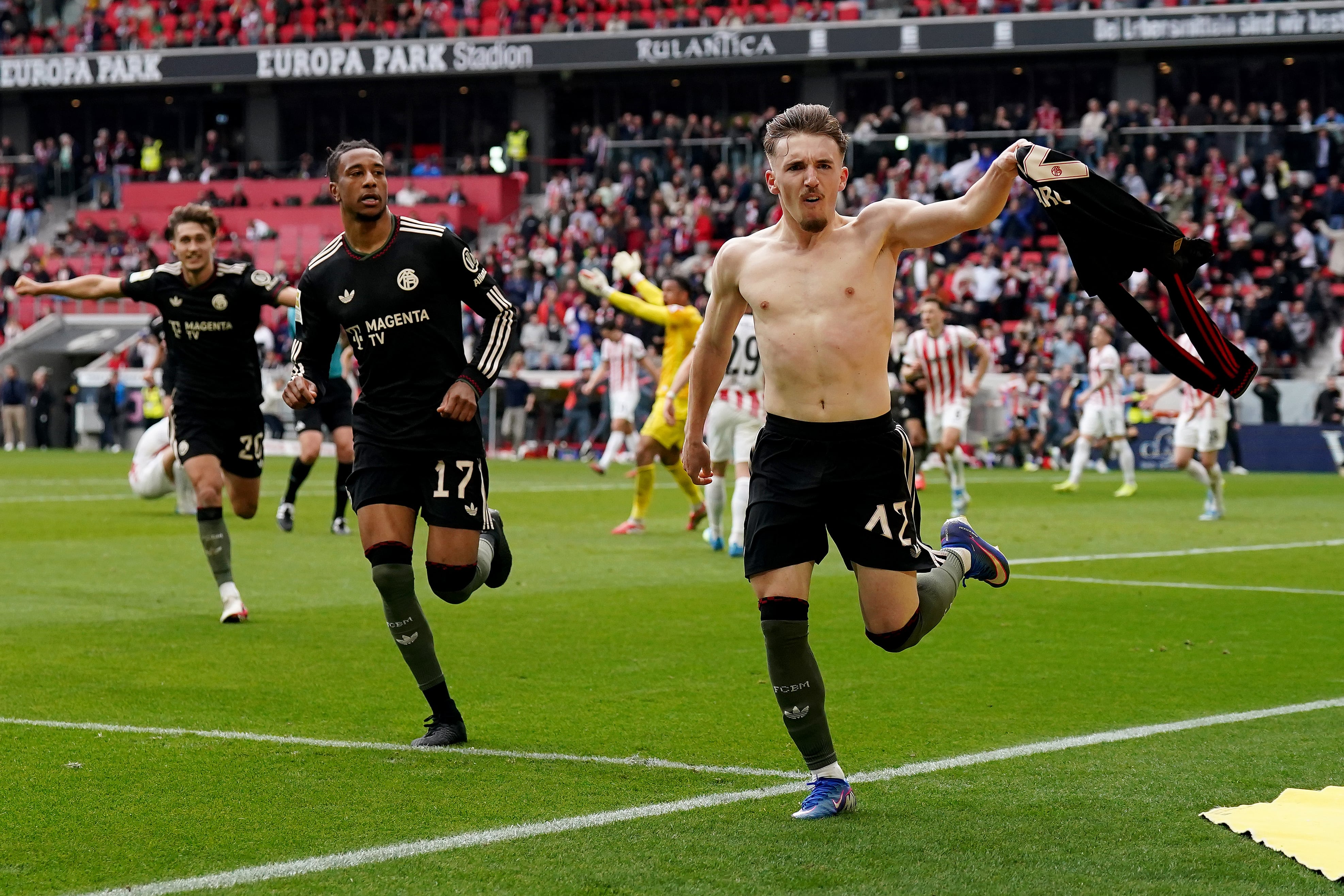 Lennart Karl celebra el gol del triunfo del Bayern Múnich a los 90+9 minutos. (Photo by Daniela Porcelli/Getty Images)