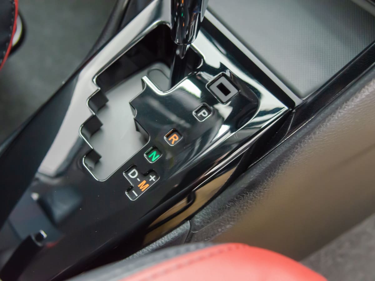 ¿Qué pasa si apaga el carro antes de ponerlo en parking?