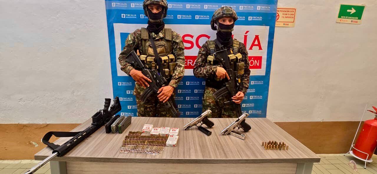 Armas incautadas durante el combate con el Clan del Golfo en Andes, Antioquia- foto Cuarta Brigada del Ejército.