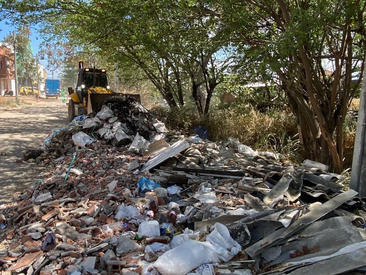 Neiva interviene ocho puntos críticos afectados por basura y escombros