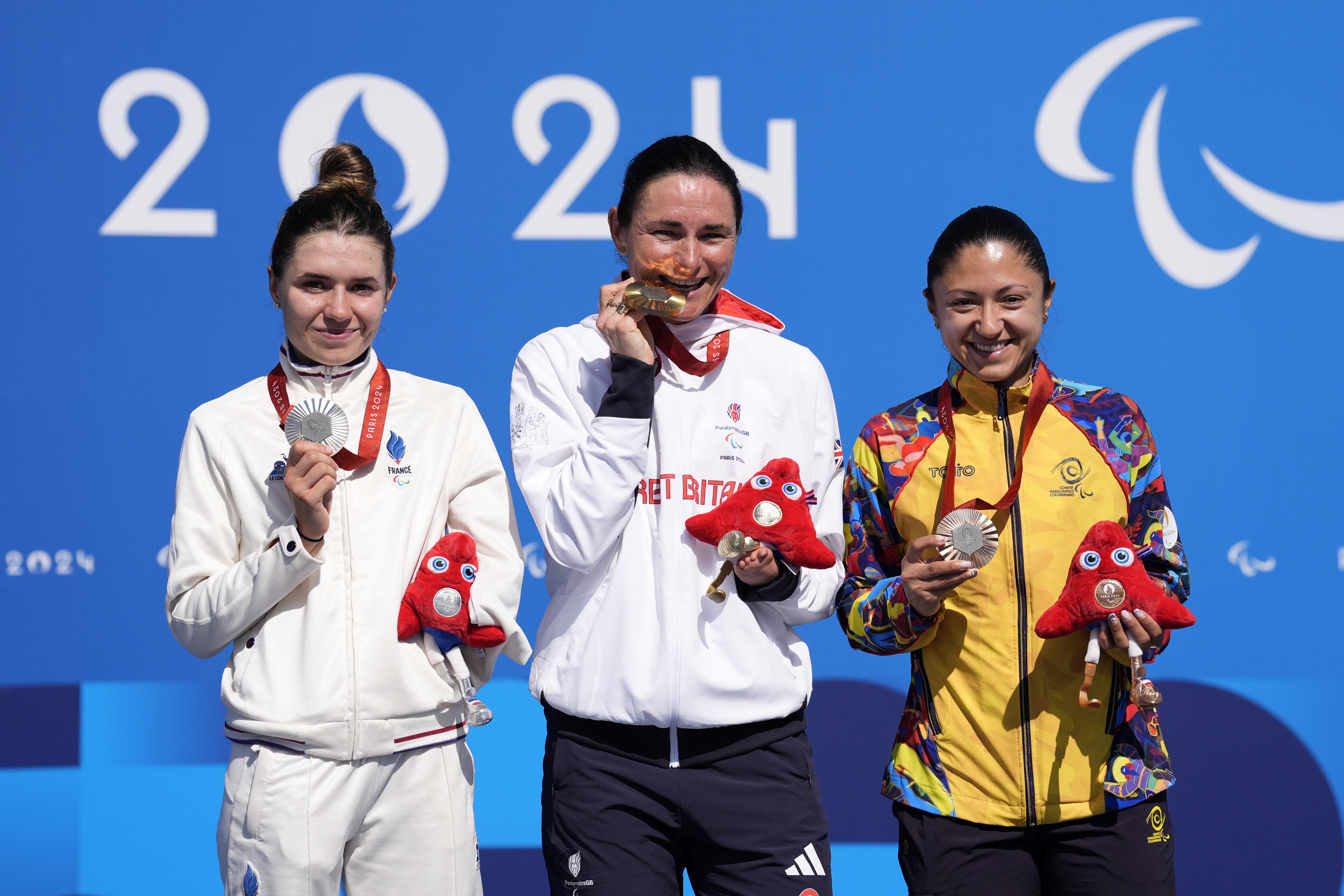 Paula Andrea Ossa en el podio de los Juegos Paralímpicos. (Photo by Andrew Matthews/PA Images via Getty Images)