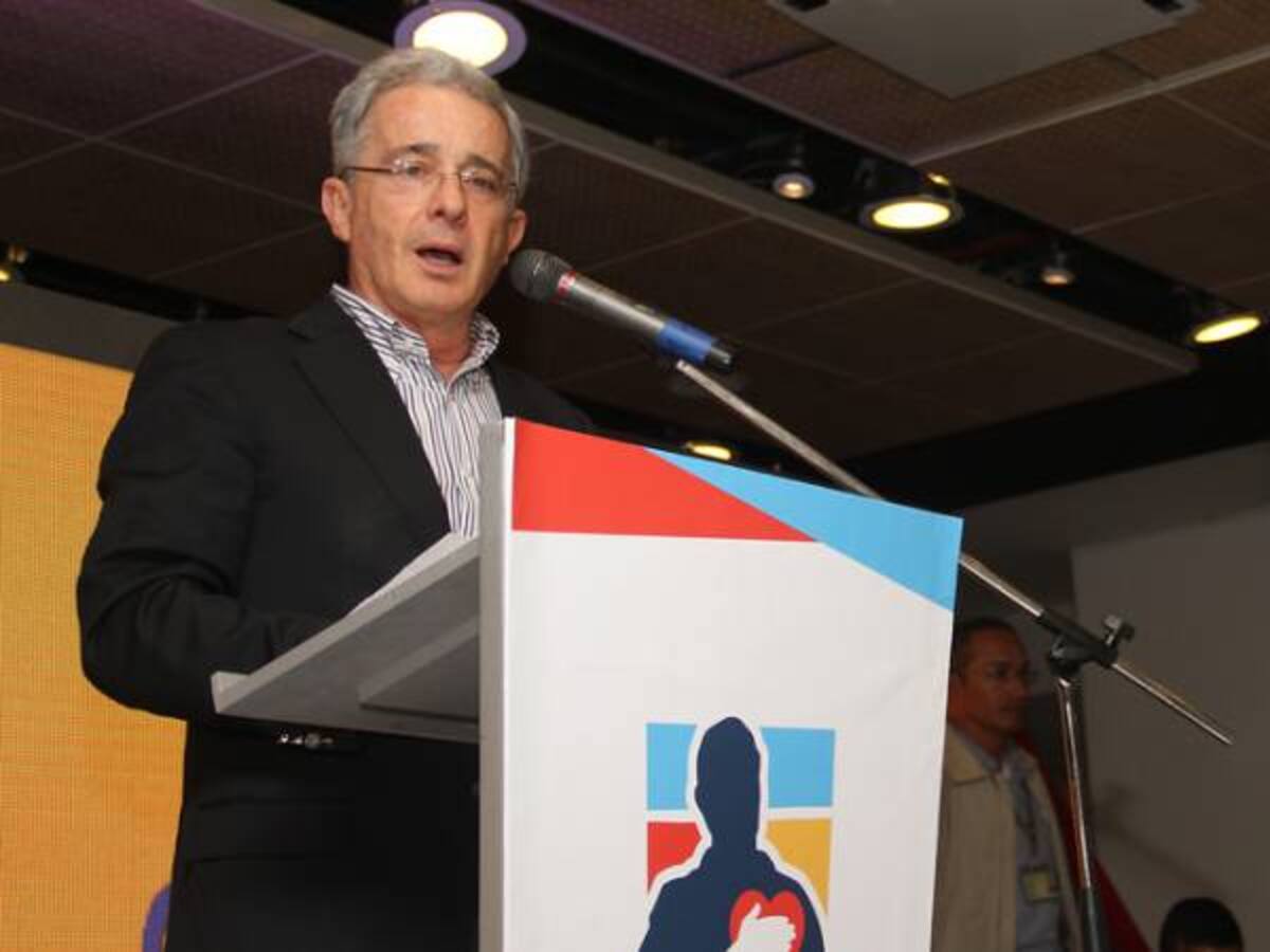 Los trinos más polémicos de Uribe en sus 64 años