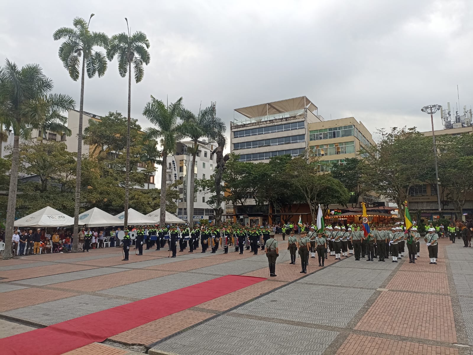 Plaza de Bolívar de Armenia engalanada durante ceremonia de transmisión de mando de la Policía, Quindío